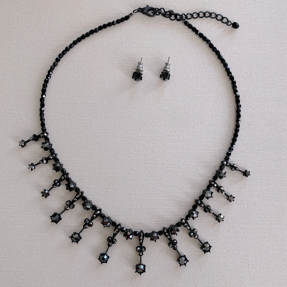 Black necklace and stud set